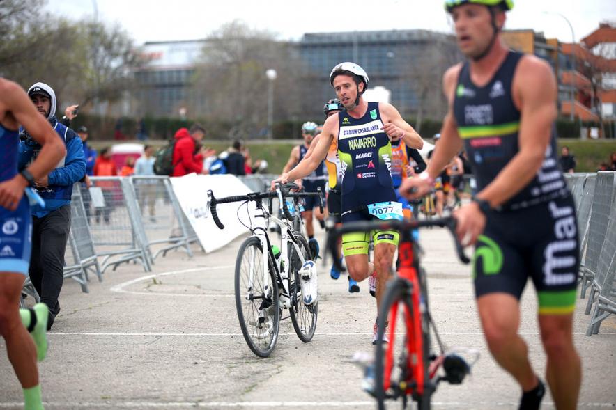 Campeonato de España de Duatlón - Plano central de los  numerosos participantes llevando la bicicleta de la mano.