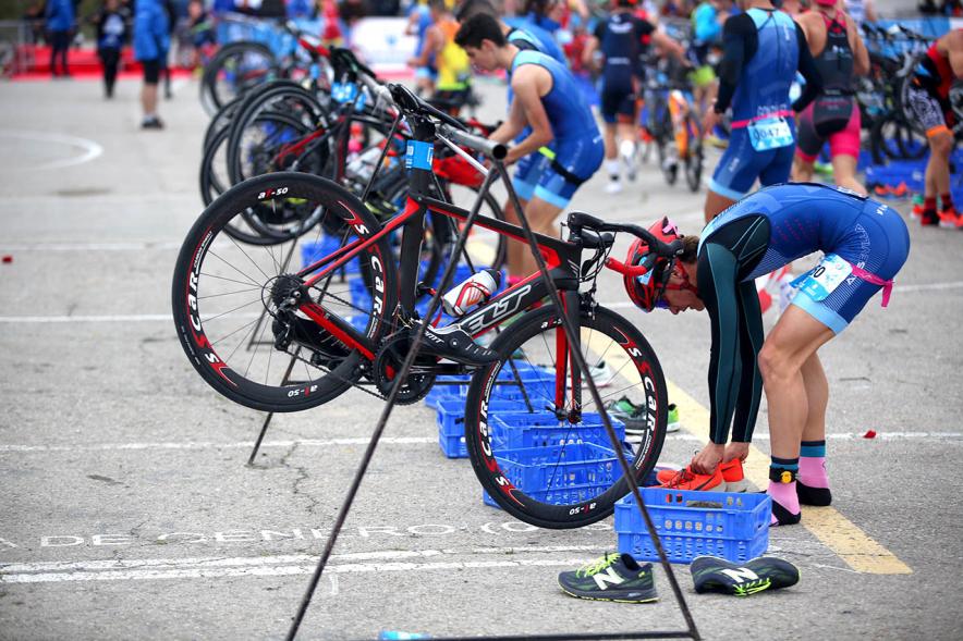Campeonato de España de Duatlón -  Primer plano de las bicicletas sobre sus soportes.