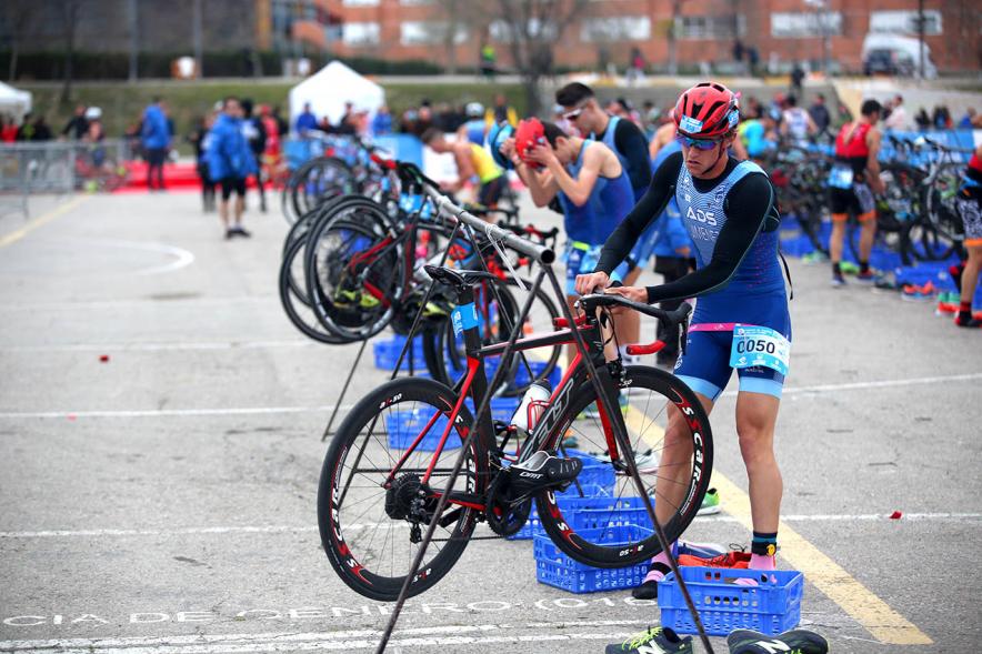 Campeonato de España de Duatlón - Imagen de un participante desatando su bicicleta.
