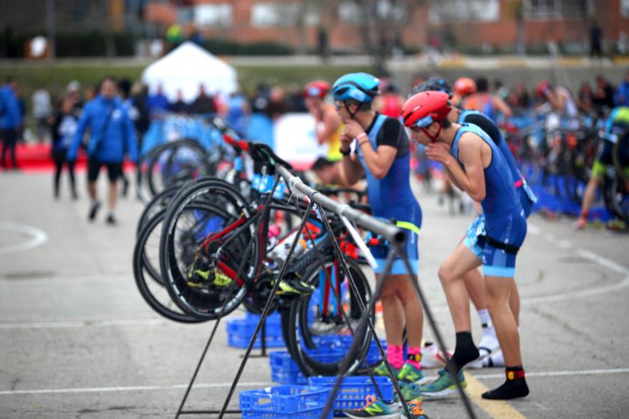 Campeonato de España de Duatlón - Primer plano de las bicicletas.