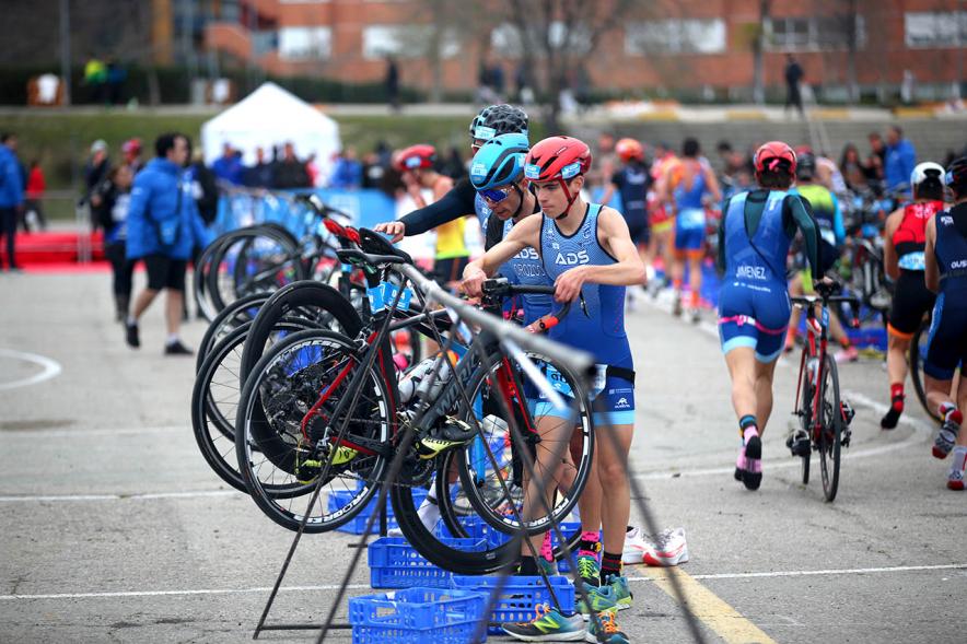 Campeonato de España de Duatlón - Primer plano de las bicicletas sobre sus soportes.