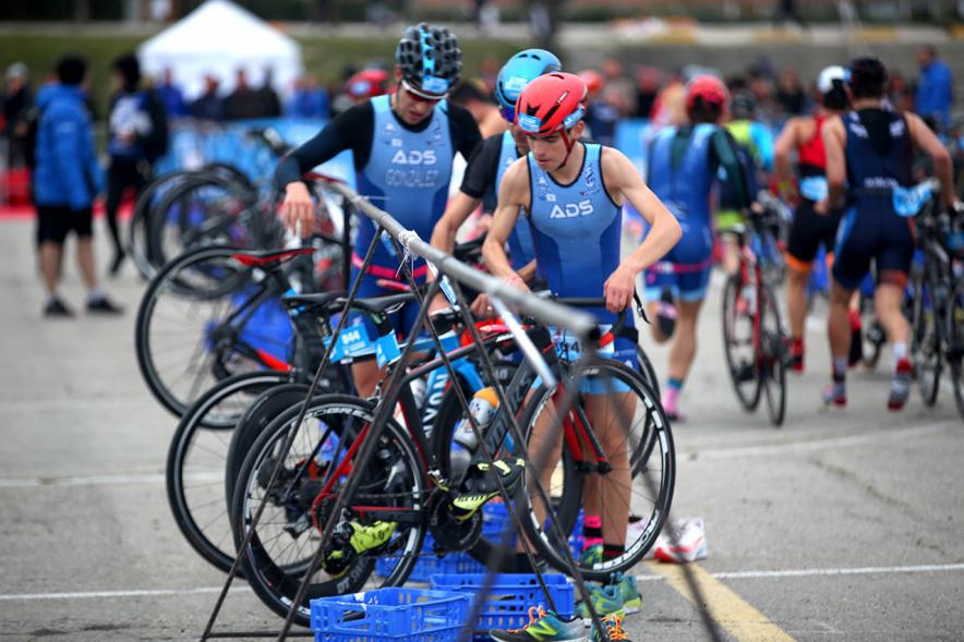 Campeonato de España de Duatlón - Primer plano de las bicicletas sobre sus soportes.