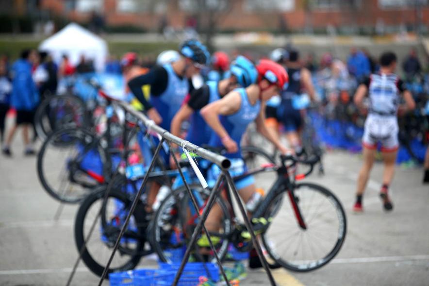 Campeonato de España de Duatlón - Primer plano de los participantes recogiendo las bicicletas.
