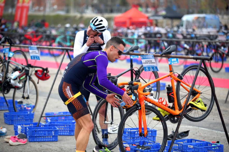 Campeonato de España de Duatlón - Primer plano de un participante soltando rápidamente la bicicleta.