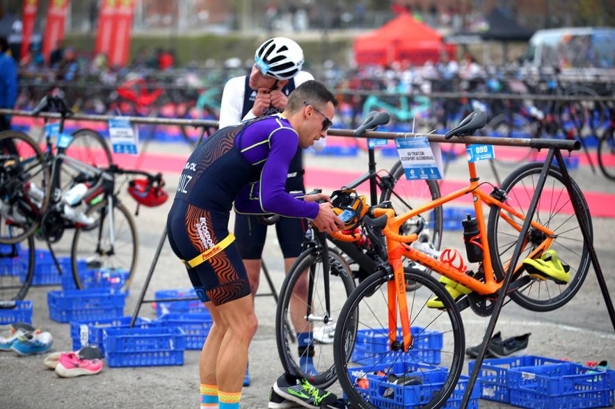Campeonato de España de Duatlón -Primer plano de un participante soltando rápidamente la bicicleta.
