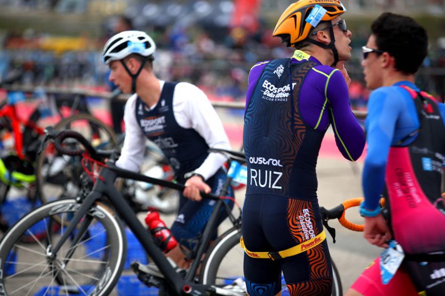 Campeonato de España de Duatlón - Un grupo de corredores cogen las bicicletas para continuar el duatlón.
