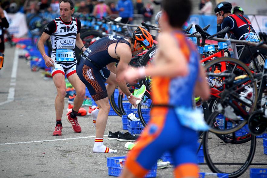 Campeonato de España de Duatlón -Un grupo de corredores cogen las bicicletas para continuar el duatlón.