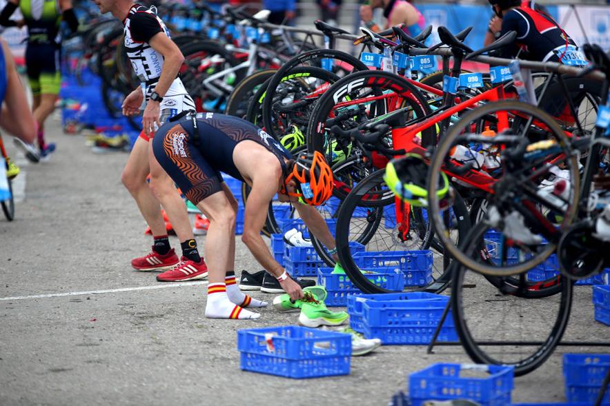 Campeonato de España de Duatlón - Primer plano de un deportista cambiando del  calzado para otra prueba.