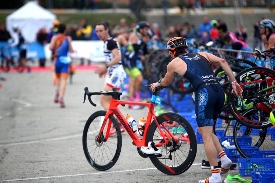 Campeonato de España de Duatlón - Imagen de un corredor cogiendo  la bicicleta para continuar el duatlón.