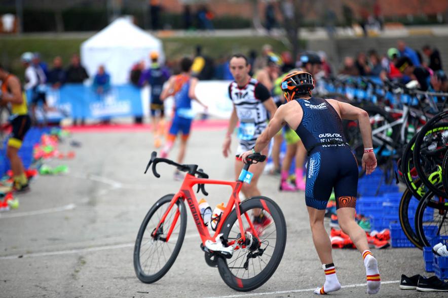 Campeonato de España de Duatlón -	Imagen de un corredor cogiendo la bicicleta para continuar el duatlón.