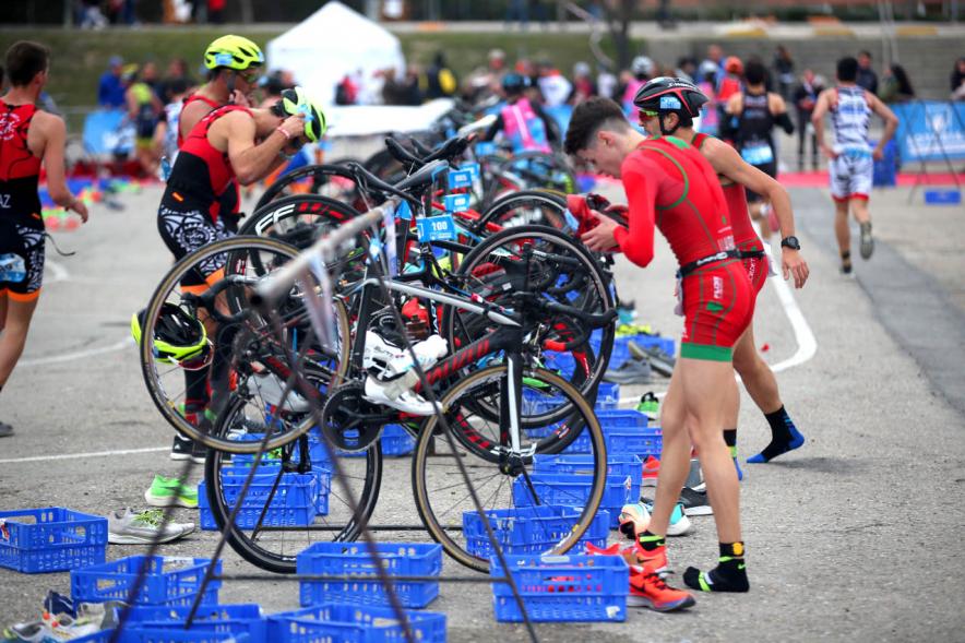 Campeonato de España de Duatlón - Primer plano de un participante  desenganchando rápidamente la bicicleta.