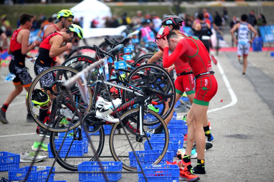 Campeonato de España de Duatlón -Un grupo de corredores cogen las bicicletas para continuar el duatlón.