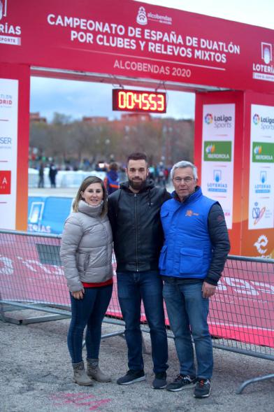 Campeonato de España de Duatlón - Posado de la concejal de deportes María Espín, con los representantes de la Federación de triatlón y del club local Ecosport.