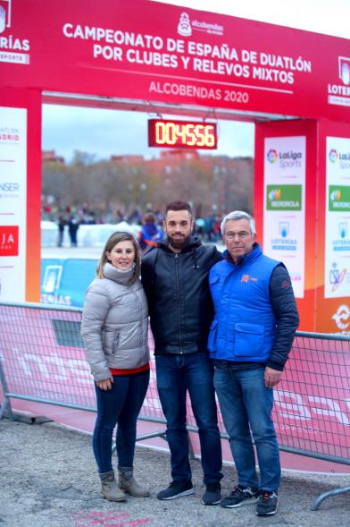 Campeonato de España de Duatlón -   Posado de la concejal de deportes María Espín, con  los representantes de la Federación de triatlón y del club local Ecosport.