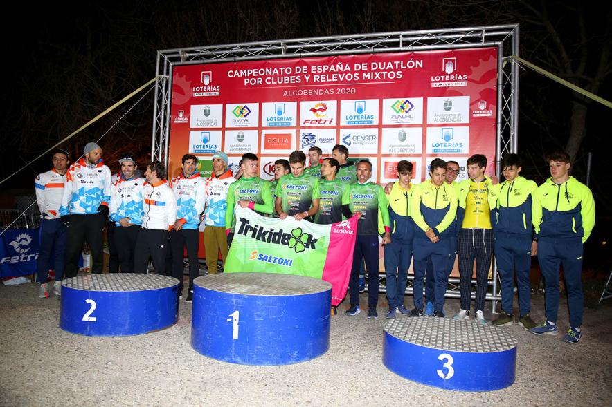 Campeonato de España de Duatlón - Posados frente al pódium de los tres equipo ganadores.