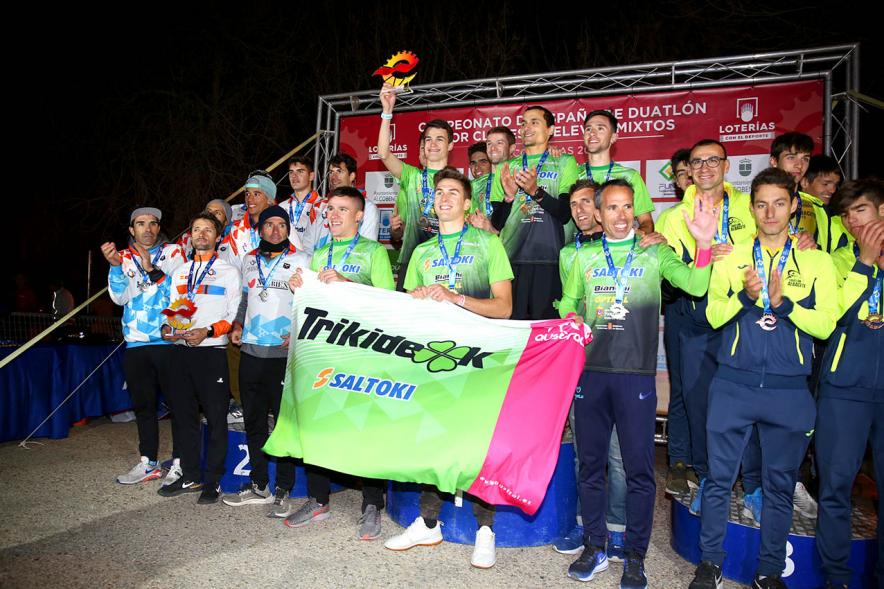 Campeonato de España de Duatlón - Posado de los tres equipos del pódium con sus banderas.           .