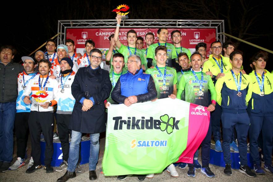 Campeonato de España de Duatlón -  Posado del alcalde Sánchez Acera con los tres equipos del pódium.