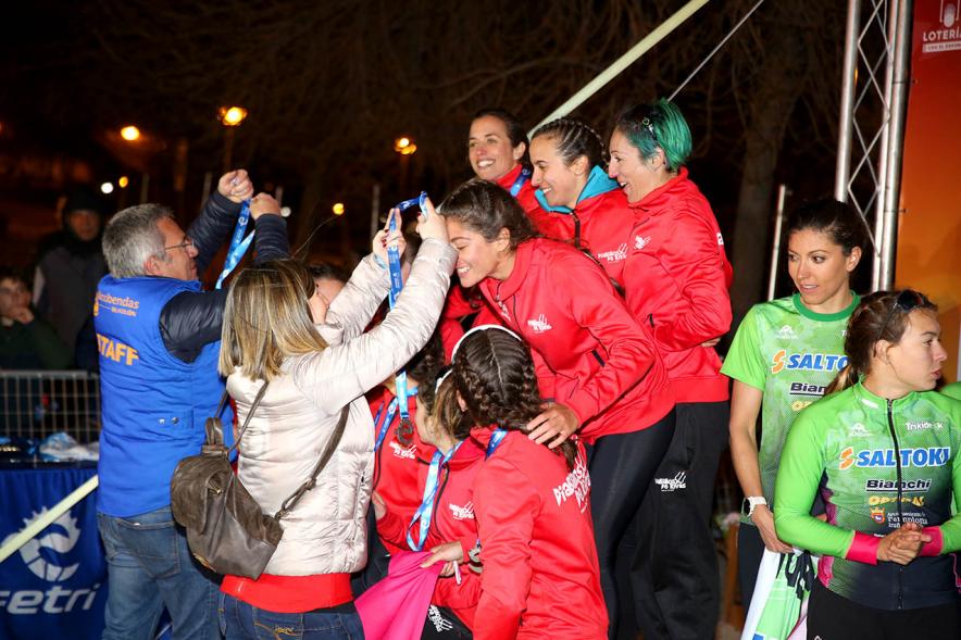 Campeonato de España de Duatlón - Imagen de la concejal de deportes y el representante de la federación de triatlón colocando las medallas al equipo juvenil ganador.