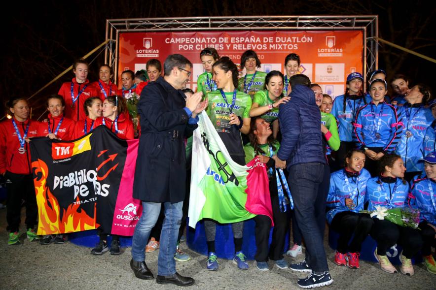 Campeonato de España de Duatlón -Imagen del alcalde Sánchez Acera felicitando a una deportista del equipo ganador.
