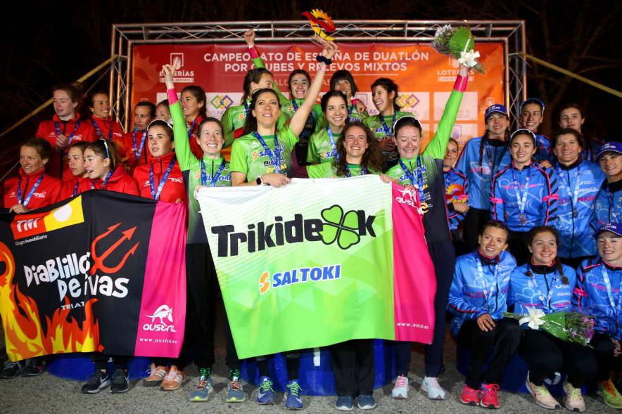 Campeonato de España de Duatlón - Primer plano del equipo ganador situado entre el segundo y el tercero.