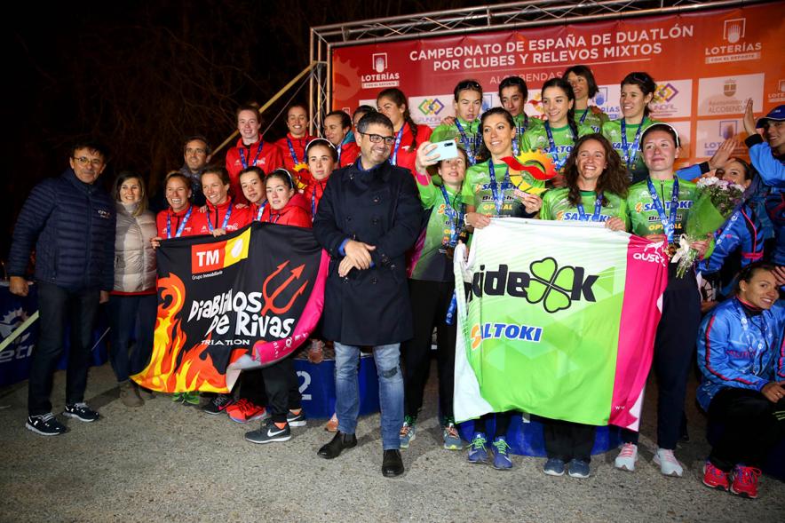 Campeonato de España de Duatlón - Primer plano del alcalde Sánchez Acera delante del equipo ganador situado entre el segundo y el tercero.