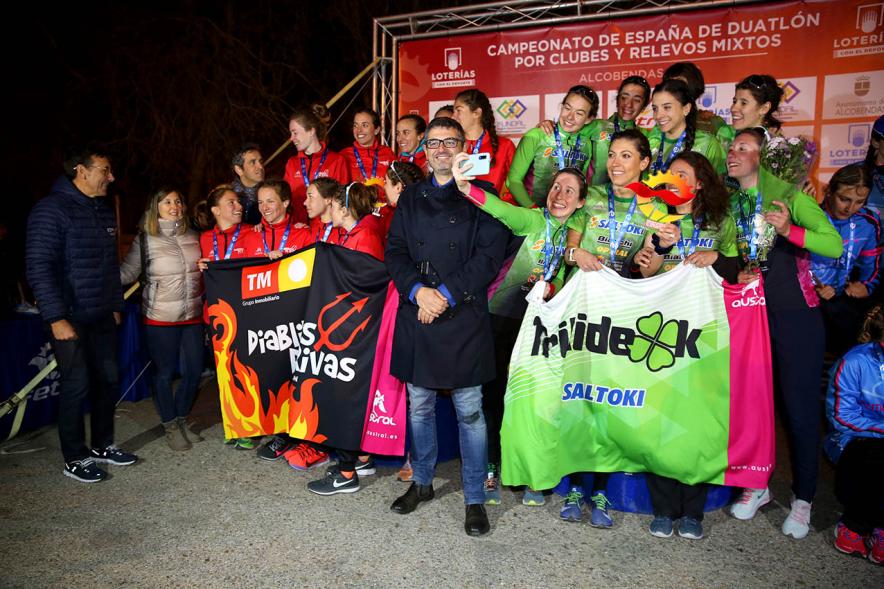 Campeonato de España de Duatlón -  Primer plano del alcalde Sánchez Acera delante del equipo ganador situado entre el segundo y el tercero.