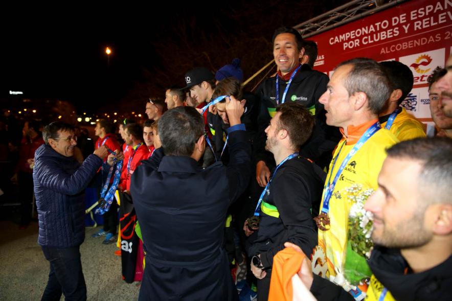 Campeonato de España de Duatlón - Imagen del alcalde Sánchez Acera felicitando al equipo ganador.