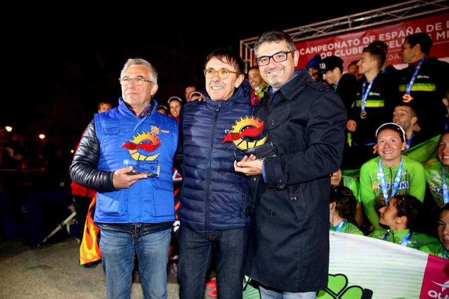 Campeonato de España de Duatlón - Imagen del alcalde Sánchez Acera con dos deportistas senior.