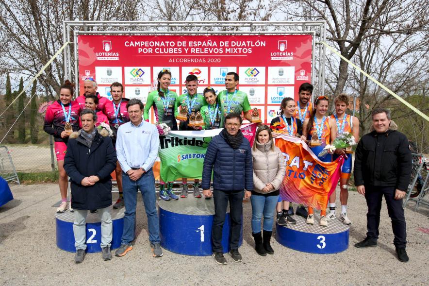 Campeonato de España de Duatlón - Posado de la concejal de deportes y los representantes de la federación de triatlón delante de los tres equipos  ganadores.