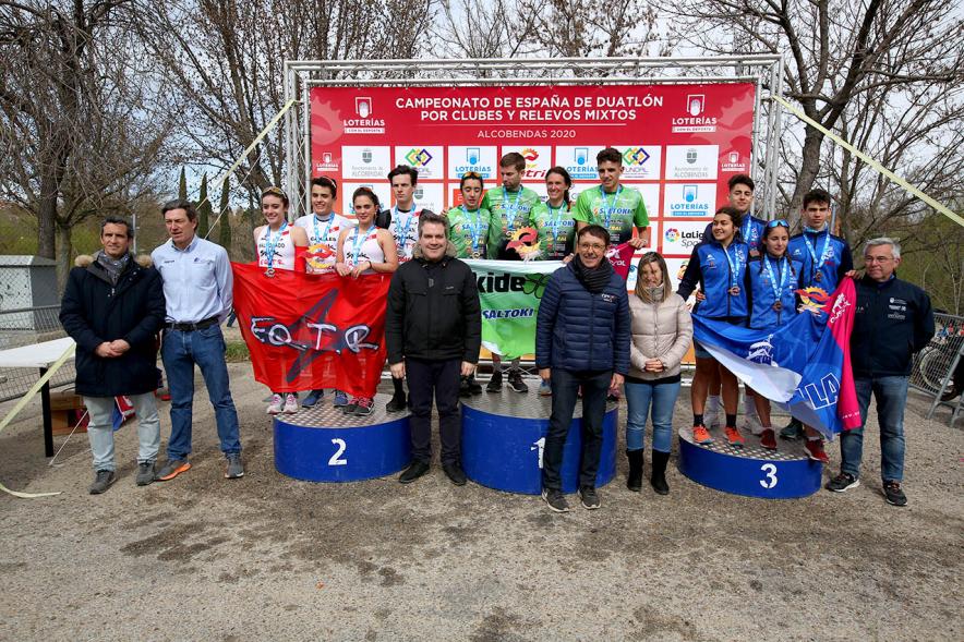 Campeonato de España de Duatlón - Posado de los tres equipos ganadores  con las autoridades federativas y las municipales.
