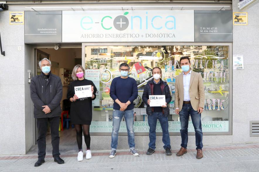 Delegación municipal hace entrega de diploma a unos galardonados