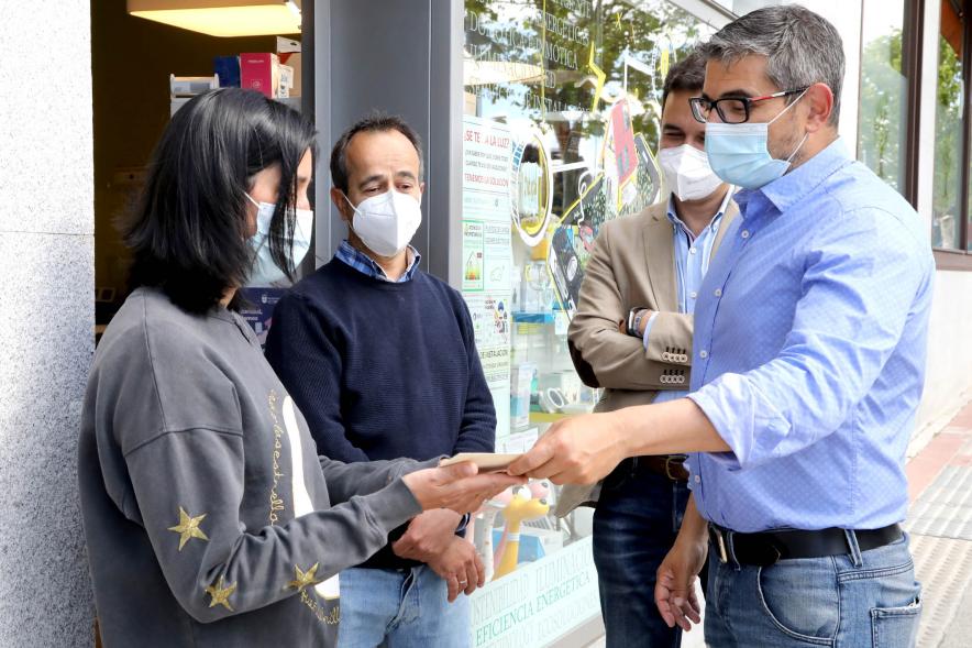 Alcalde Rafael Sánchez, haciendo entrega del premio al comerciante. 