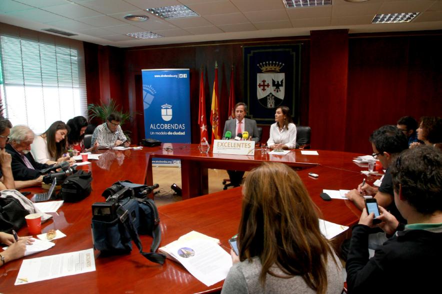 Presentación del Premio EFQM Excellence Award 2016 - Grupal de asistentes y el alcalde. 