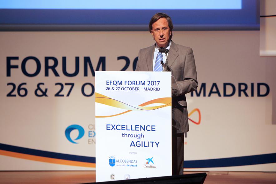 Foro EFQM 2017 en el Reina Sofía - Imagen del alcalde García de Vinuesa dirigiéndose al público asistente.