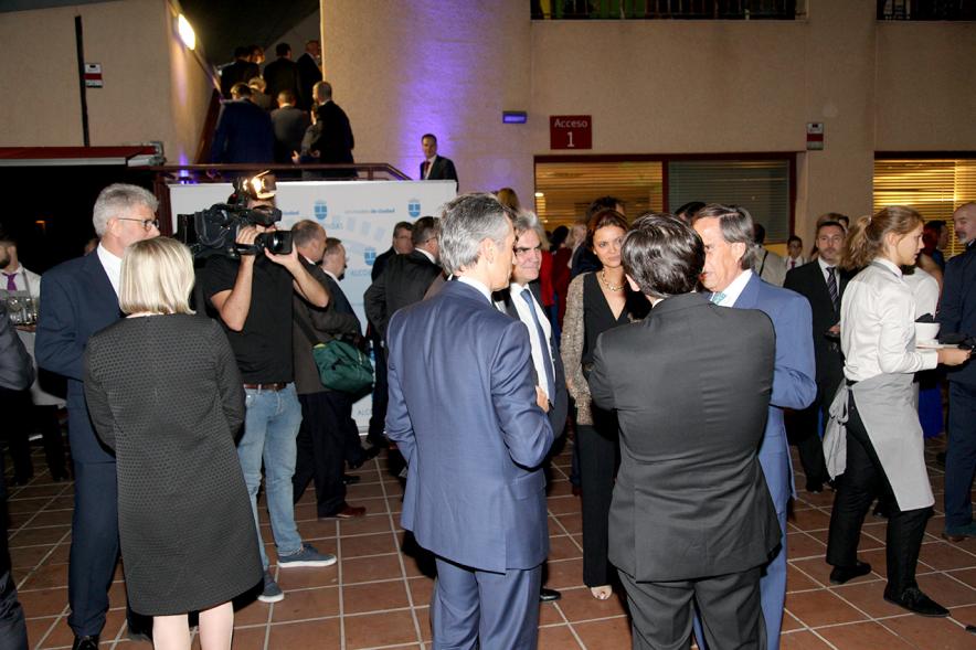 Photocall y Coctel EFQM Awards 2017 -  El alcalde con los asistentes.