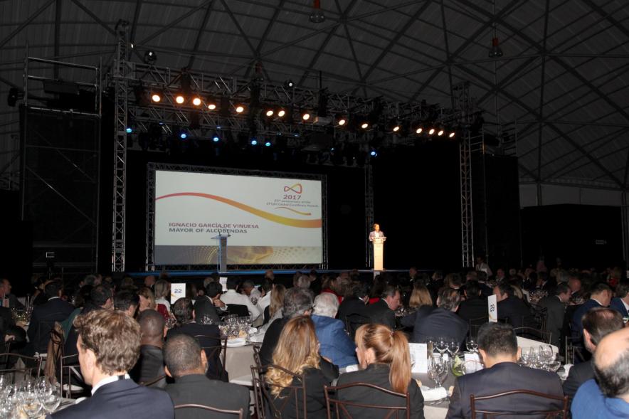 Cena e Inicio EFQM Awards 2017 - Imagen lejana de persona en el escenario dirigiéndose al público asistente.