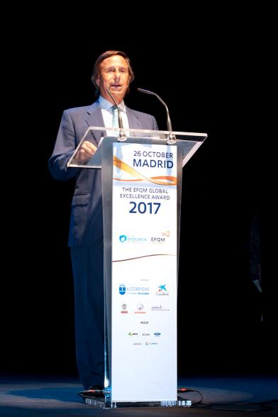 Cena e Inicio EFQM Awards 2017 -  Imagen del alcalde García de Vinuesa dirigiéndose desde el escenario al público asistente.