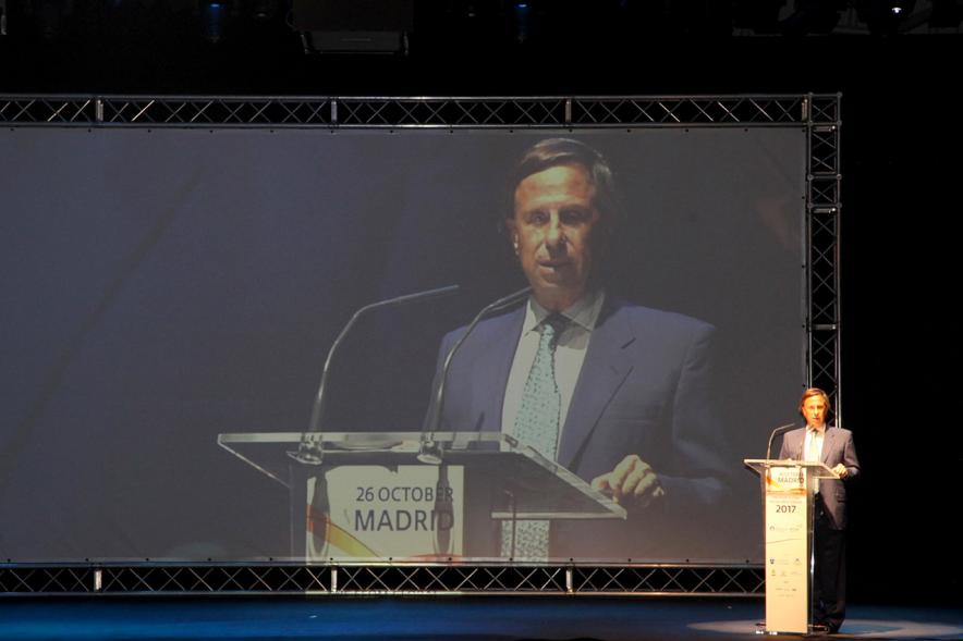 Cena e Inicio EFQM Awards 2017 - Imagen del alcalde García de Vinuesa en el escenario y en la pantalla de gigante que hay en el escenario.