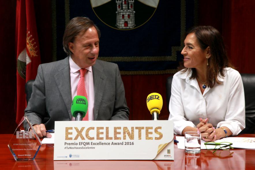 Presentación del Premio EFQM Excellence Award 2016 -  El alcalde y una participante.