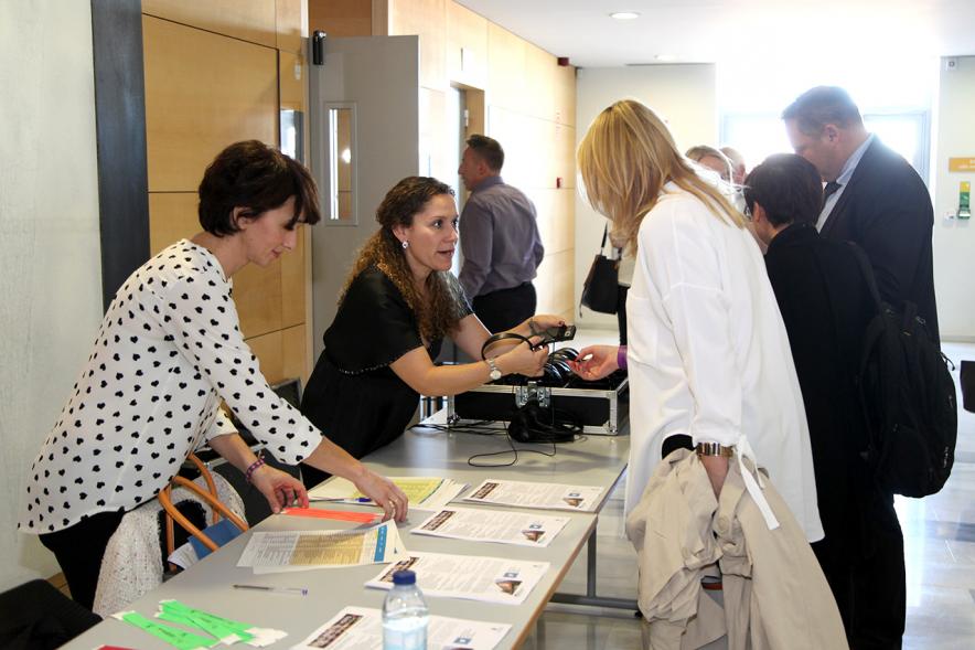 Foro EFQM #GoodPracticeAlcobendas - Mesa con los folletos y las coordinadoras.