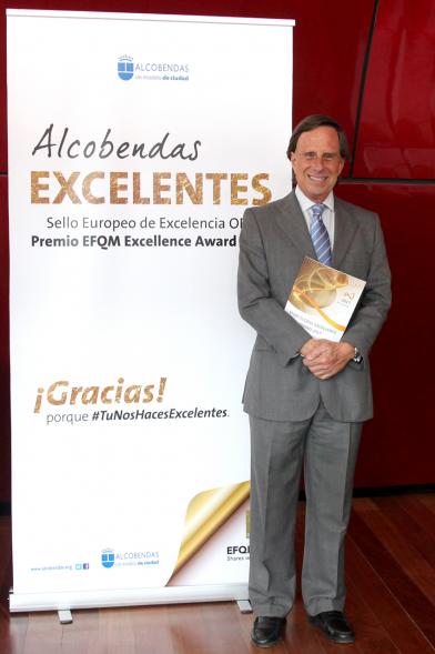 Foro EFQM 2017 en el Reina Sofía - Imagen del alcalde García de Vinuesa posando en el Photohall del evento.