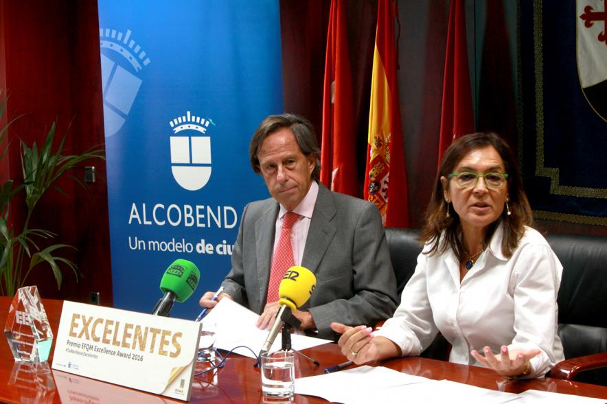 Presentación del Premio EFQM Excellence Award 2016 - El alcalde y una participante.