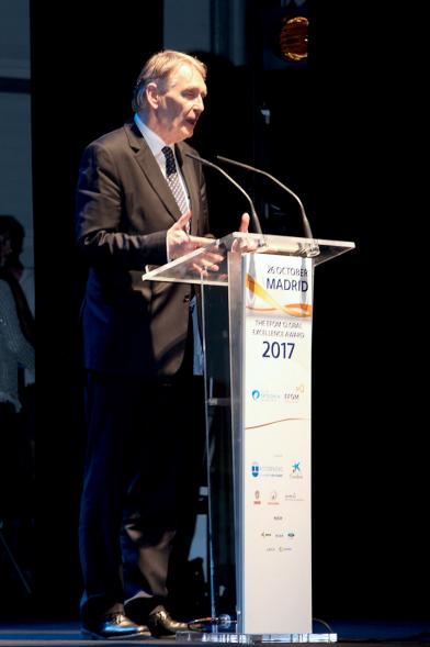 Cena e Inicio EFQM Awards 2017 - Imagen de un hombre dirigiéndose al público asistente.