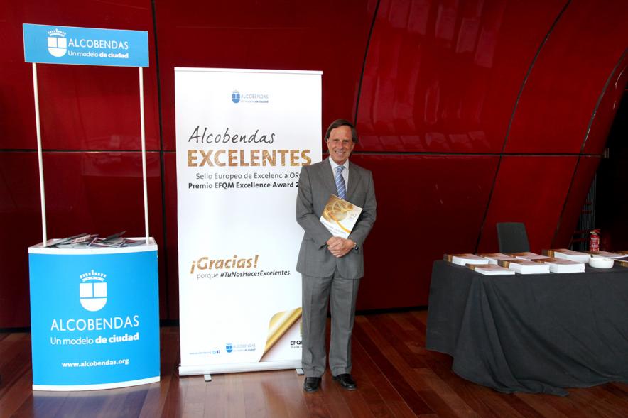 Foro EFQM 2017 en el Reina Sofía - Imagen del alcalde García de Vinuesa posando en el Photohall del evento.