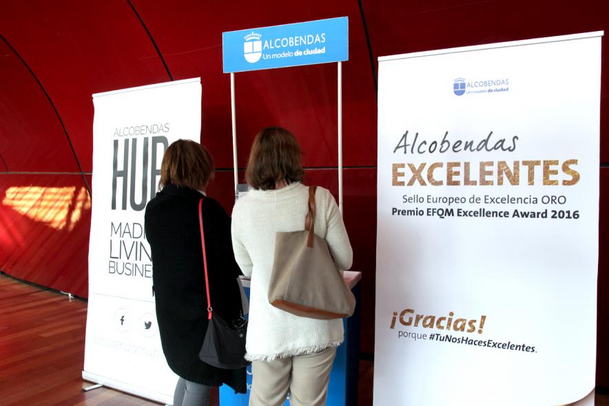 Foro EFQM 2017 en el Reina Sofía - Imagen de personas mirando los folletos.