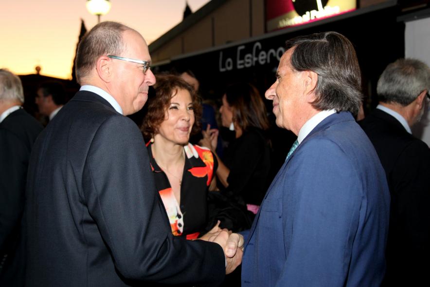Photocall y Coctel EFQM Awards 2017 - El alcalde con  varios invitados.