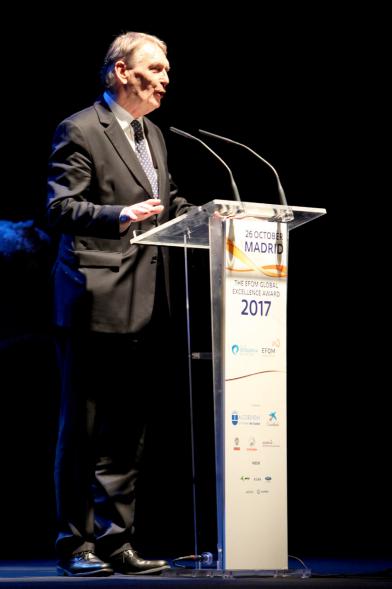 Cena e Inicio EFQM Awards 2017 - Imagen de un hombre dirigiéndose al público asistente.