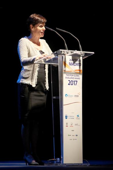 Cena e Inicio EFQM Awards 2017 - Imagen de una mujer dirigiéndose al público asistente.