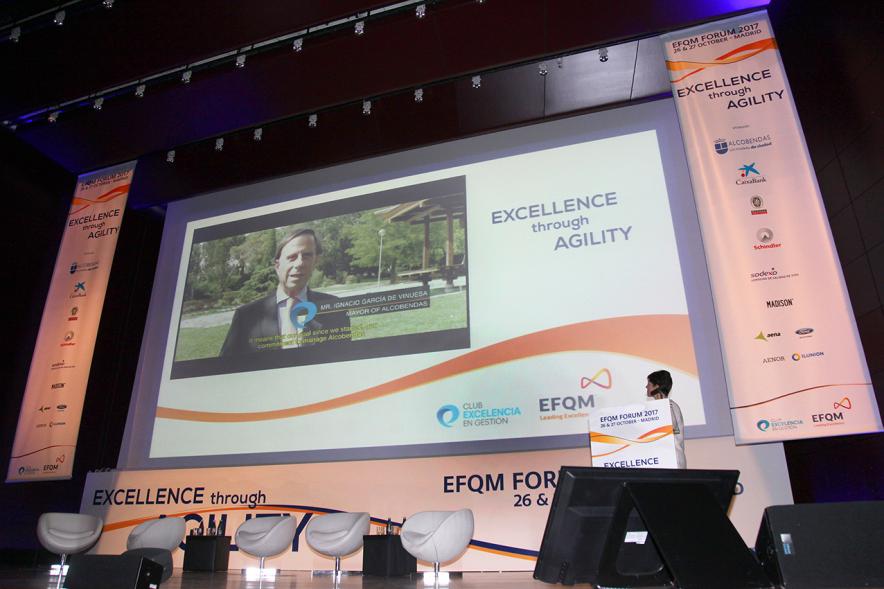 Foro EFQM 2017 en el Reina Sofía - Imagen del alcalde García de Vinuesa en una pantalla gigante del escenario.