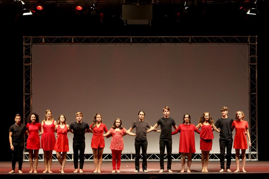 Cena e Inicio EFQM Awards 2017 - Imagen de un grupo de danza saludando en el escenario al público.